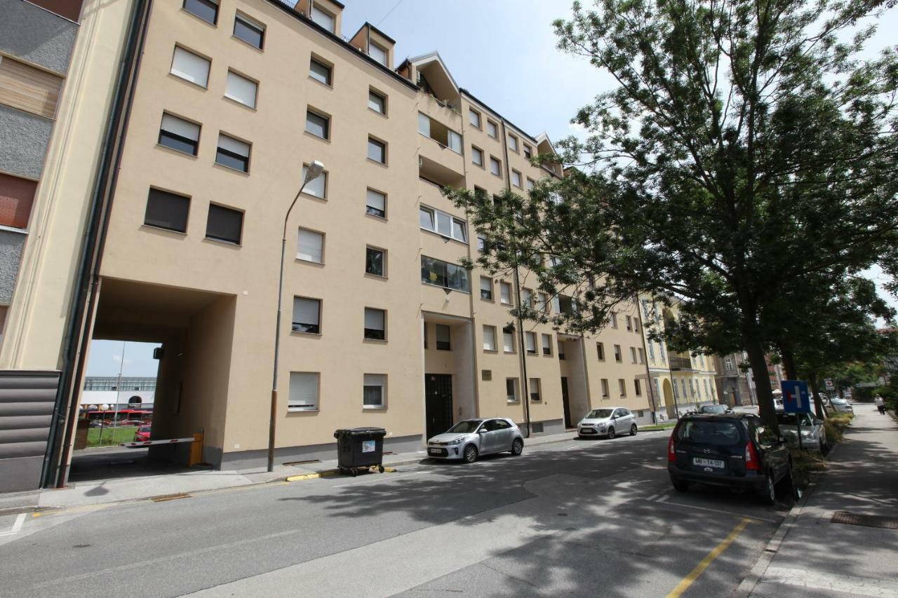 Elegant Central Apt Maribor W/Parking Esterno foto